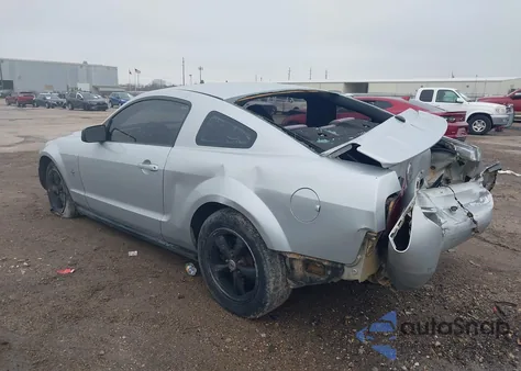 2008 Ford Mustang V6 Deluxe/V6 Premium z USA, uszkodzony, nr VIN 1ZVHT80N585111563